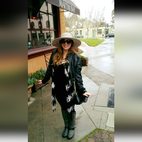 Meet your Posher, Ciara - Picture 1 of 1